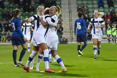 Suomen joukkue on kokenut, mutta mukana on myös EM-turnauksen ensikertalaisia. Kuvassa Helmarit juhlivat Ria Ölingin 2–1 maalia MM-karsintaottelussa Slovakiaa vastaan Turussa maaliskuussa.