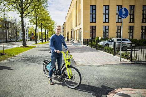 Opiskelija Ville Simola on ajanut sähköavusteisilla kaupunkipyörillä Kuopiossa. Kuva on otettu toukokuussa.