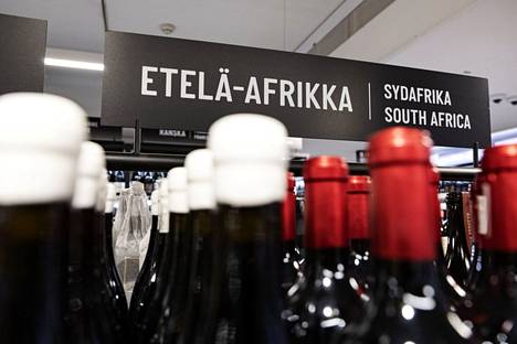 Havaitsemistaan ongelmista huolimatta Finnwatch ei neuvo kuluttajia boikotoimaan eteläafrikkalaisia viinejä vaan neuvoo valitsemaan mieluiten reilun kaupan luomuviinejä. Kuvassa eteläafrikkalaisia viinejä Alkon myymälässä Helsingissä.
