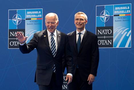 Yhdysvaltojen presidentti Joe Biden (vas.) tervehti Naton pääsihteeriä Jens Stoltenbergia Nato-kokouksessa Brysselissä maanantaina.