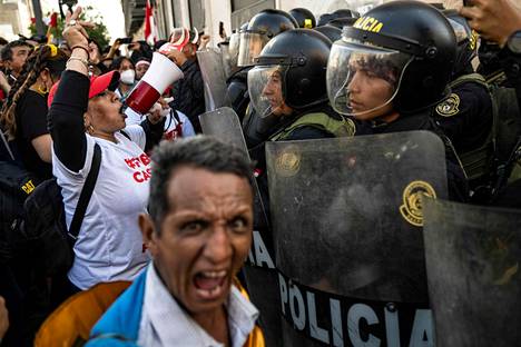 Mielenosoittajat kohtasivat poliisin Limassa lauantaina.