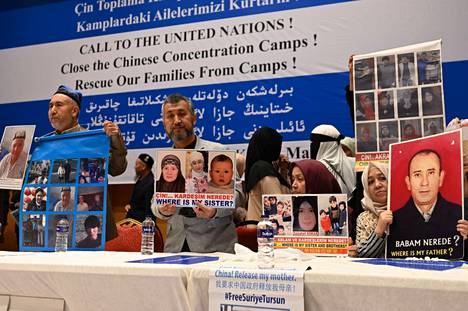Ihmiset esittelivät kuvia Kiinassa vangituista sukulaisistaan Istanbulissa 10. toukokuuta. 
