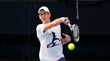 Novak Djokovic harjoitteli tiistaina Australian avoimen tennisturnauksen keskuskentällä.