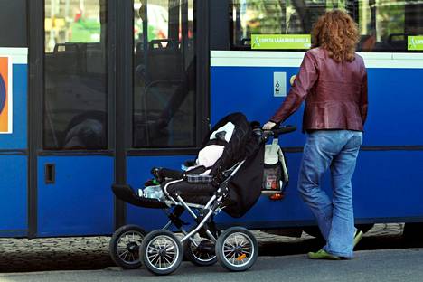 HSL:n hallitus käsittelee tiistaina muun muassa ehdotusta lopettaa lastenvaunujen kanssa kulkevien maksuton matkustusoikeus.