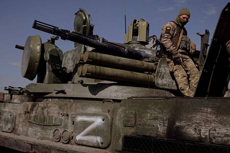 Ukrainalainen sotilas ja vallattua venäläistä sotilaskalustoa. Laitteen kyljessä on Venäjän joukkojen käyttämä z-tunnus.