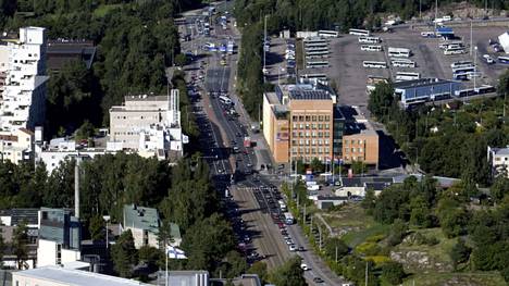 Ruskeasuon Teboil näkyy vuoden 2005 ilmakuvassa oikealla. Sen yläpuolella näkyy bussivarikon Mannerheimintielle yltänyt reuna, joka on nykyään rakennettu täyteen.