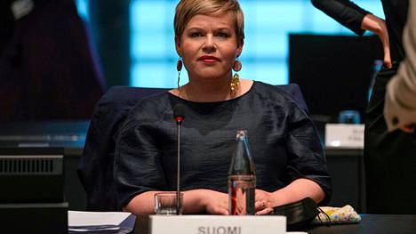 Valtiovarainministeri Annika Saarikko joutuu repeämään moneen paikkaan. Kesäkuussa hän oli Luxemburgissa euroalueen valtiovarainministerien kokouksessa.