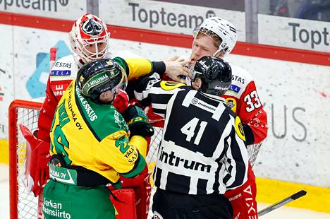 Ilveksen Tommi Tikka ja Ässien Nikolas Matinpalo väänsivät maalinedustalla liigakamppailussa tammikuussa. Ruotsin EHT:lla kaksikko pelaa samalla puolella Leijonien paidassa.