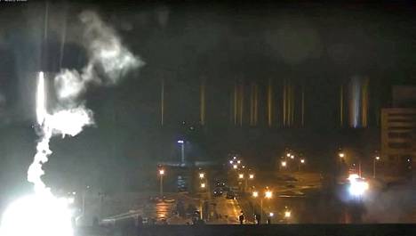 Venäjän armeija pommitti Zaporižžjan ydinvoimalan aluetta 4. maaliskuuta. Valvontakamera tallensi pommituksen kuviin. Kuvassa näkyvä valo on valaisemiseen tarkoitettu soihtu.