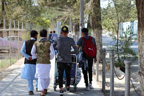 Jawed, 25, ja Inayat Hussein, 20, kävelivät pois Kabulin lentokentältä torstaiaamuna.