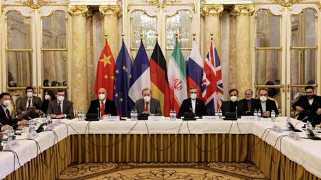 Euroopan ulkosuhdehallinnon (EUH) apulaispääsihteeri Enrique Mora (keskellä), Iranin pääneuvottelija Ali Bangheri Kani ja muut JCPOA-neuvottelijat Wienissä, Itävallassa 27. joulukuuta 2021.