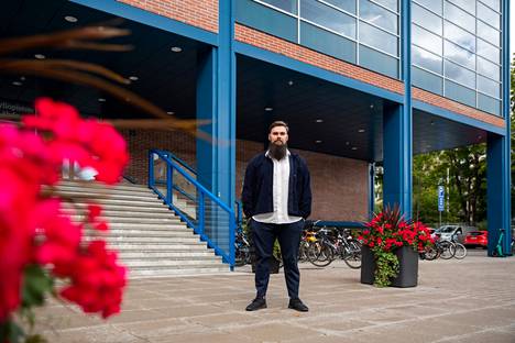 Juuso Kilpi odottaa ”normaalia” opiskelijaelämää ja kohtaamisia kampuksella. Kuvassa Jyväskylän yliopiston Lähde-kirjasto.