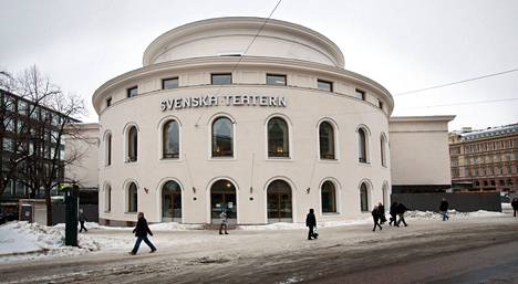 Maailma näyttämölle -tapahtumapäivää vietettiin viikonloppuna Svenska Teaternissa Helsingissä. Uusi hanke auttaa suomalaisia teattereita löytämään uusia teoksia sekä rahoittamaan esitystuotantoja ja teosten kääntämistä suomeksi tai ruotsiksi. 