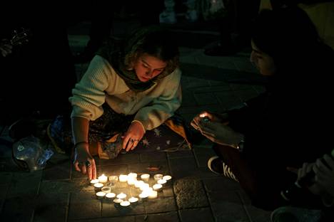 Israelilaisnuoret sytyttivät kynttilöitä perjantaisen ampumisen tapahtumapaikalle lauantaina Itä-Jerusalemissa.