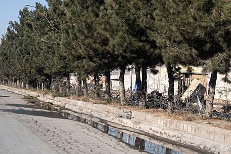 Sunnuntaina Kabulissa otetussa kuvassa näkyy räjähdyspaikka sotilaslentokentän läheisyydessä.