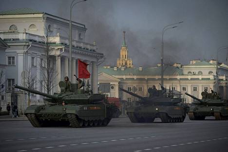 Venäläisiä panssarivaunuja ajoi Moskovan keskustassa 28. huhtikuuta, kun armeijan joukot harjoittelivat voiton päivän paraatia varten.