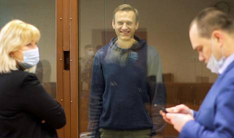 Aleksei Navalnyi keskusteli asianajajiensa kanssa syytettyjen kopin lasiseinän takaa tiistaina Moskovassa.