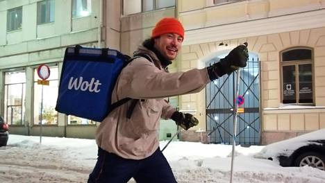 HS Helsinki | Outo näky lumen tukkimilla kaduilla: Wolt-kuski hiihti ruokareppu selässään Kallioon ja some riehaantui välittömästi