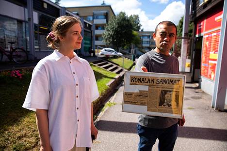 Rasul Tak's brother founded Pizzeria Dilber in Konalanvuori Ostari in 1996. Artist Salla Valle next to him.