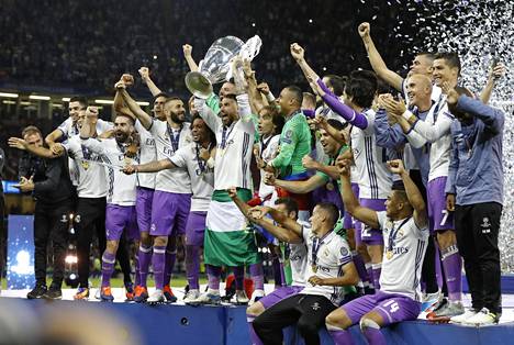 Real Madridin kapteeni Sergio Ramos nostaa mestaruuspokaalia, ja illan suurin ratkaisija Cristiano Ronaldo on kuvassa oikealla.