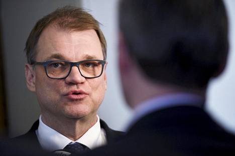 Keskustan puheenjohtaja Juha Sipilä kuvasi neuvottelujen tilannetta perjantaina vaikeaksi.