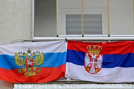 Venäjän ja Serbian liput roikkuivat keskiviikkona parvekkeelta Mitrovican kaupungissa lähellä tiesulkua.