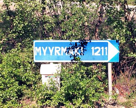 HS Vantaa: Mysteerinen opastekyltti Ruotsin rajan vieressä osoittaa Vantaalle – ”Myyrmäki 1211”