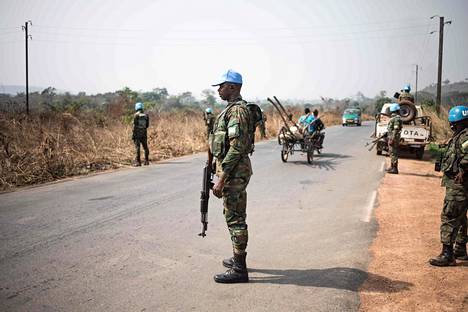 Ruandalainen rauhanturvaaja vartioi tarkastuspistettä Keski-Afrikan tasavallan pääkaupunki Banguista Damaraan 13. tammikuuta.