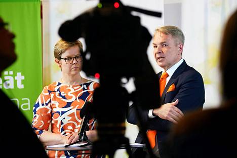 Vihreiden eduskuntaryhmän puheenjohtaja Krista Mikkonen ja puolueen puheenjohtaja Pekka Haavisto pitivät tiedotustilaisuuden sunnuntaina kokouksen yhteydessä.