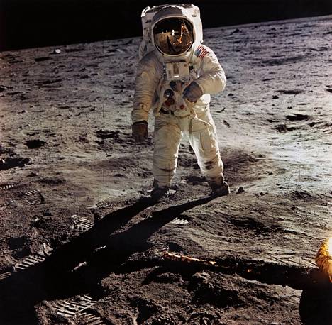 Tällaisessa asussa Kuussa liikkui astronautti Edwin Aldrin heinäkuussa 1969. Uusi kuuasu on kevyempi ja joustavampi jo siksikin, että asujen vaatimat tekniikat ovat pienentyneet yli 50 vuodessa. 