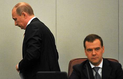 Presidentti Vladimir Putinin (vas.) hallinnon katsotaan vahvistavan valtaansa suhteessa pääministeri Dmitri Medvedevin hallitukseen.