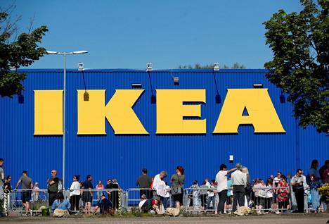 Väki odotti jonossa, kun Ikea avasi ovensa koronaepidemian aiheuttaman sulkuvaiheen jälkeen Britannian Gatesheadissa kesäkuussa 2020.
