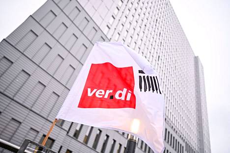 Ammattiliitto Verdin lippu liehui Berliinissä 6. maaliskuuta 2023.
