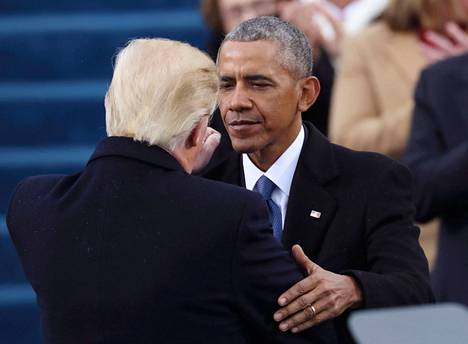Demokraattipresidentti Barack Obama onnitteli seuraajaansa, republikaani Donald Trumpia virkaanastujaisissa Washingtonissa 20. tammikuuta 2017. 