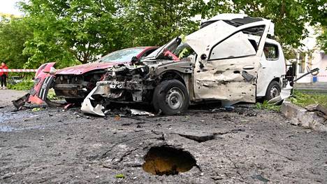 Tuhoutunut auto Venäjän Belgorodissa tiistaina.