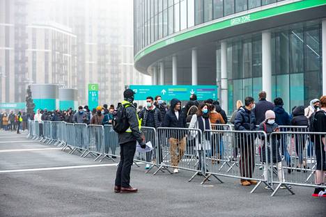 Ihmiset jonottivat koronarokotukseen Lontoossa Wembleyn stadionin rokotuspaikalla 19. joulukuuta.