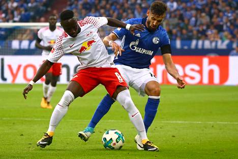 Elokuun 19. päivä pelatussa Bundesliigan ottelussa Leipzigin Naby Keita (vas) kamppaili pallosta Schalken Daniel Caligiurin kanssa.