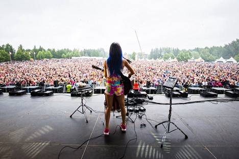 Sanni esiintyi Ilosaarirockissa vuonna 2016. Tänä vuonna Ilosaarirock järjestetään musiikin superviikonloppuna.