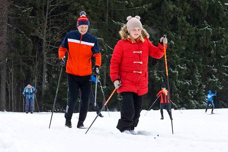 Rosa, 9, ja Jari Tolvanen, 45, hiihtivät ensimmäistä kertaa tänä talvena marraskuun lopulla Espoon Oittaalla.