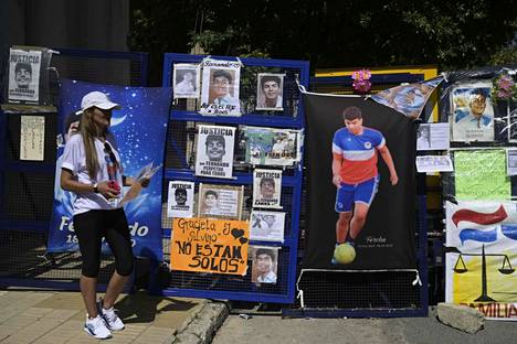 Poliisiaitaan on kiinnitetty kuvia, jotka osoittavat tukea tammikuussa 2020 tapetulle  Fernando Báez Sosalle.
