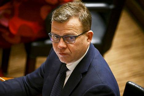 ”Näin ei voi jatkua”, kirjoitti kokoomuksen puheenjohtaja Petteri Orpo twiitissään, jossa kertoi kokoomuksen välikysymyksestä.