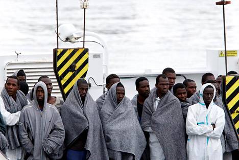 Joukko Italian rannikkovartioston Välimerestä poimimia pakolaisia odotteli maihinnousua Catanian satamassa Sisiliassa viime marraskuussa.