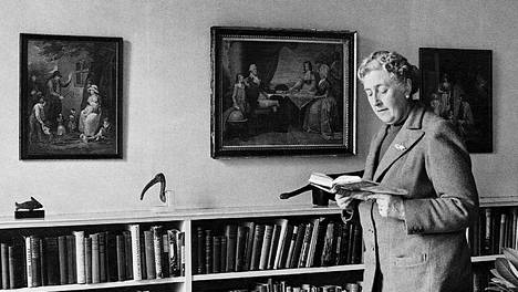 Agatha Christie kirjastossaan Greenwayssa.