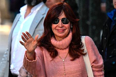 Argentiinan varapresidentti Cristina Fernández de Kirchner vilkuttaa kannattajilleen sen jälkeen, kun hänet yritettiin ampua 2. syykuuta.