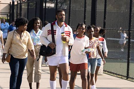 Richard Williams (Will Smith) johdattaa perhettään rikkaiden ihmisten hallitsemille tenniskentille.