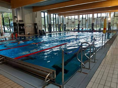 Viime lauantaina Sveitsin uimalan asiakkaat pääsivät vihdoin pulahtamaan uudelleen avattuun teräsaltaaseen. Pitkään kiinni ollut allas aiheutti varsinkin syksyllä paineen tunnetta uimalassa.