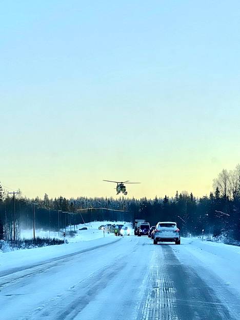 Pelastushelikopteri kävi kolaripaikalla Suomussalmella. 