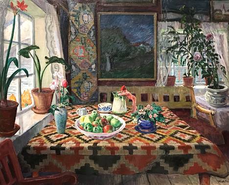 Interiöörin Sandalstrandin tuvasta Nikolai Astrup maalasi vuosina 1920–21, ja hän oli tähän maalaukseen hyvin tyytyväinen. Valitut esineet kertovat kotiseuturakkaudesta ja puutarhaaharrastuksesta, ja taustan maalauksessa häämöttää lapsuudenkoti, jota Astrup maalasi useaan otteeseen. – Teos on yksityisomistuksessa.