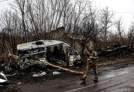 Ukrainalainen sotilas partioi Lukianivkan kylässä lähellä Kiovaa.