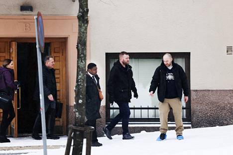 Siviilipukuiset poliisit veivät Simon Ekpan ulos kodistaan Lahden keskustassa torstaina.